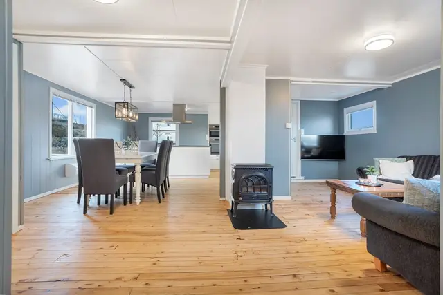 Fra stua går du rett til spisestuen